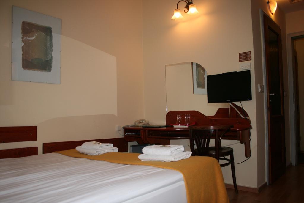 Szent Gyoergy Fogado Hotel Pecs Exterior photo